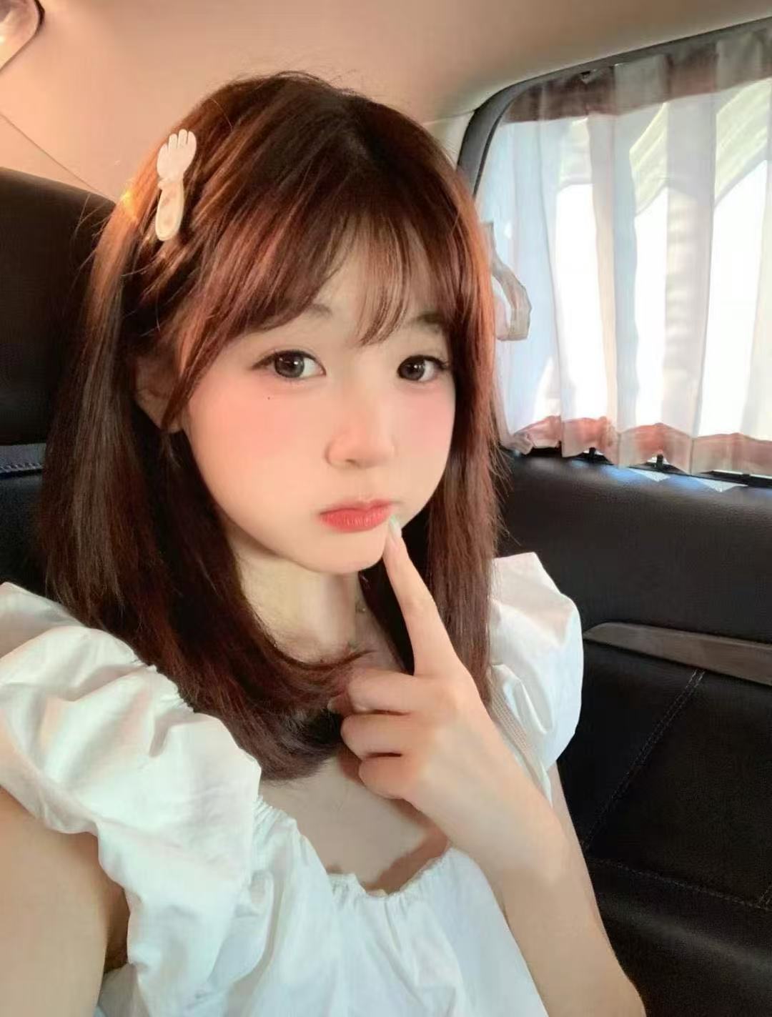 米兰刚成年的小妹妹
